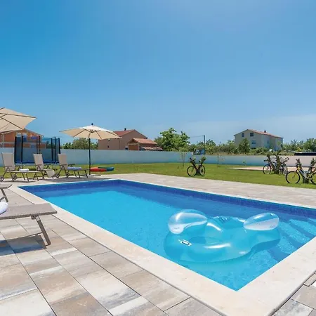 Сasa de vacaciones 6 Bedroom Nice In Benkovac