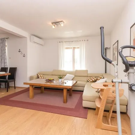 Сasa de vacaciones 6 Bedroom Nice In