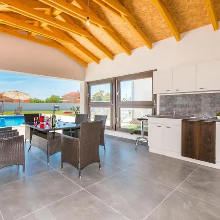 6 Bedroom Nice In *